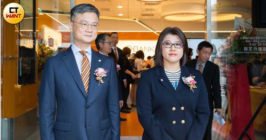 現任王道銀行總經理李芳遠（左），2012年加入台灣工銀，曾任匯豐（台灣）銀行資深副總裁暨工商金融業務處負責人，也出任過王道銀香港分行行長。（圖／黃威彬攝）