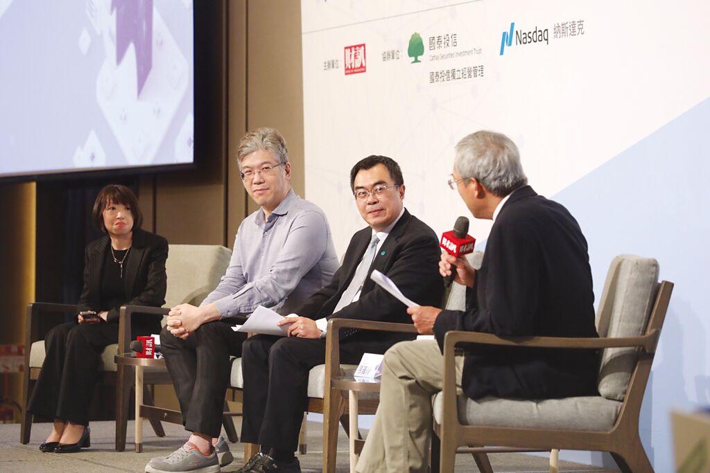 國泰投信總經理張雍川（右二）出席半導體論壇時分享ETF攻守如何配置。圖／國泰投信提供