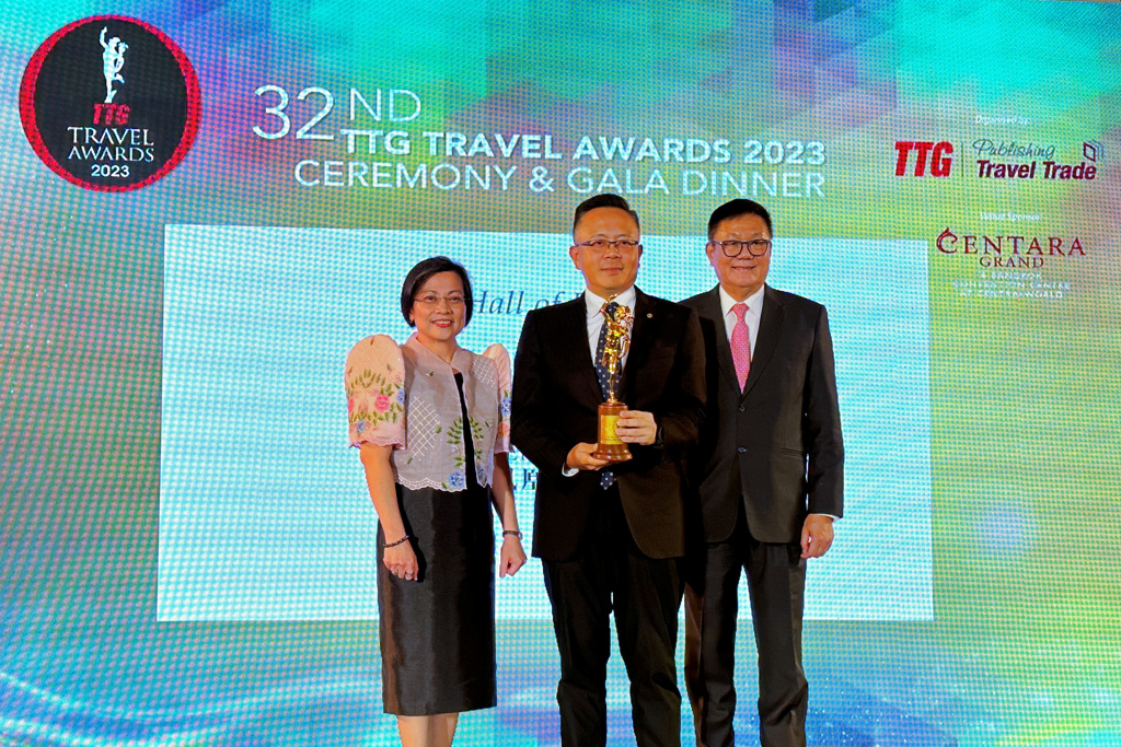 第32屆TTG旅遊大獎（TTG Travel Awards）28日於泰國曼谷頒獎，旅遊業者鳳凰晉身旅遊「名人堂」（TRAVEL HALL OF FAME）之列，成為台灣唯一獲此殊榮的旅行社，由董事長張巍耀（中）親赴領獎。（林資傑攝）