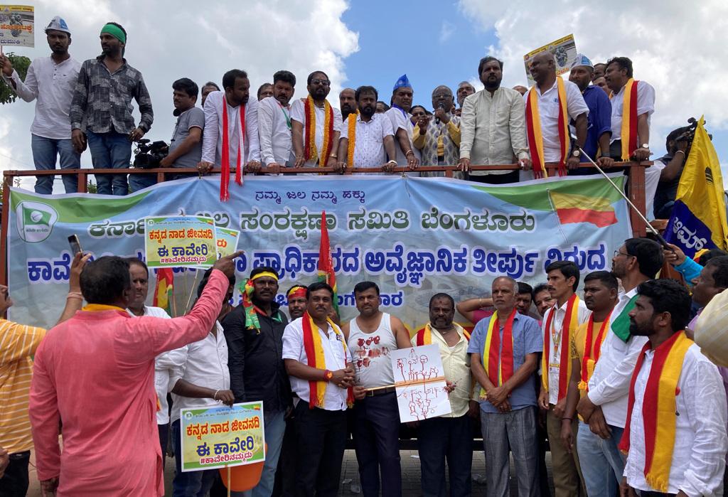 這場大示威源起於高韋里河（Cauvery River）供水之爭，農民已在26日於卡省首府班加羅爾市（Bengaluru）發動過一次示威，這次更是擴大到全省。（圖／路透社）
