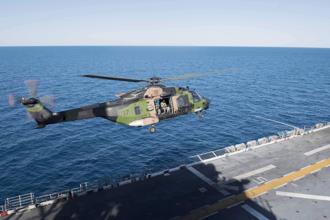 2017年7月19 護身軍刀17號演習（Talisman Sabre 17）期間，一架澳洲皇家海軍 MRH-90 Taipan 直升機從兩棲攻擊艦 Bonhomme Richard (LHD 6) 上起飛資料照。（DVIDS）