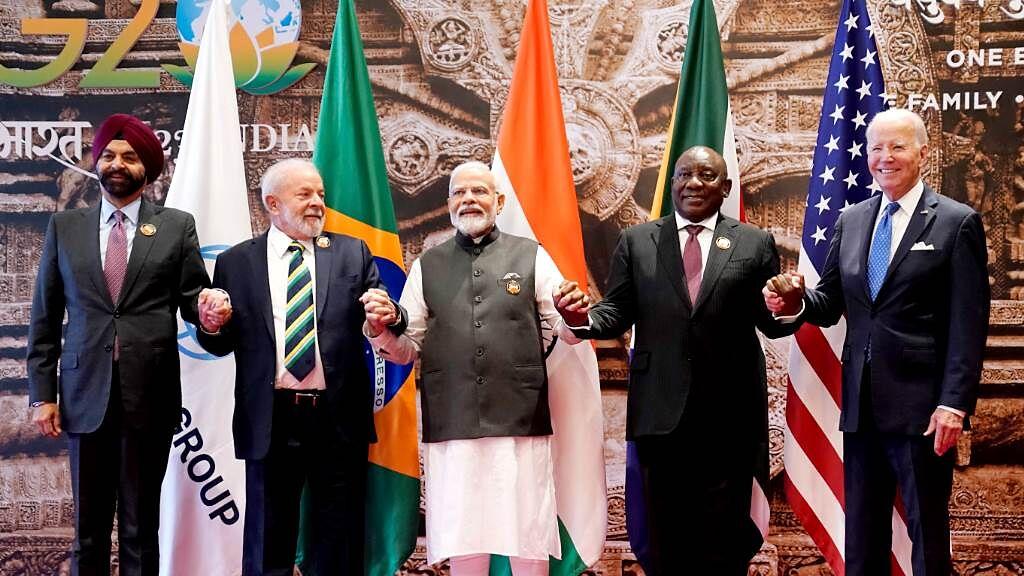 美國總統拜登（右）在9月於印度舉行的G20峰會，號召成立「印度中東歐洲經濟走廊」，對抗中國「一帶一路」的雄心壯志，惟從宏偉規劃到具體落實，仍有不容忽視的三大挑戰。圖／美聯社