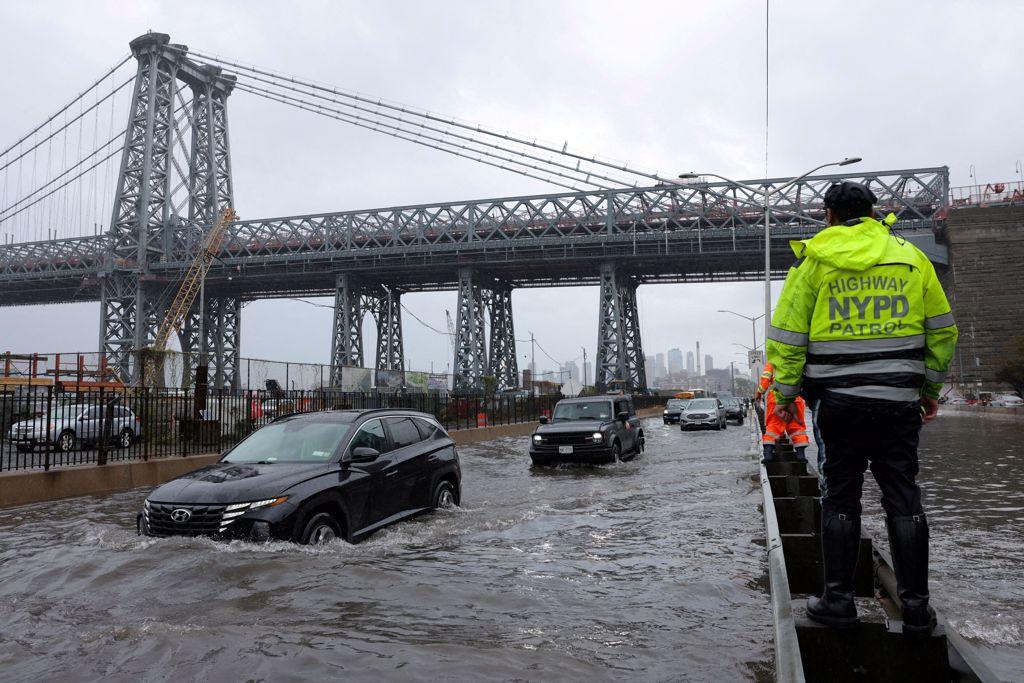 美國紐約州長侯可今天警告，昨天造成紐約市暴洪的大豪雨反映出氣候變遷影響的「新常態」。（圖/路透社）
