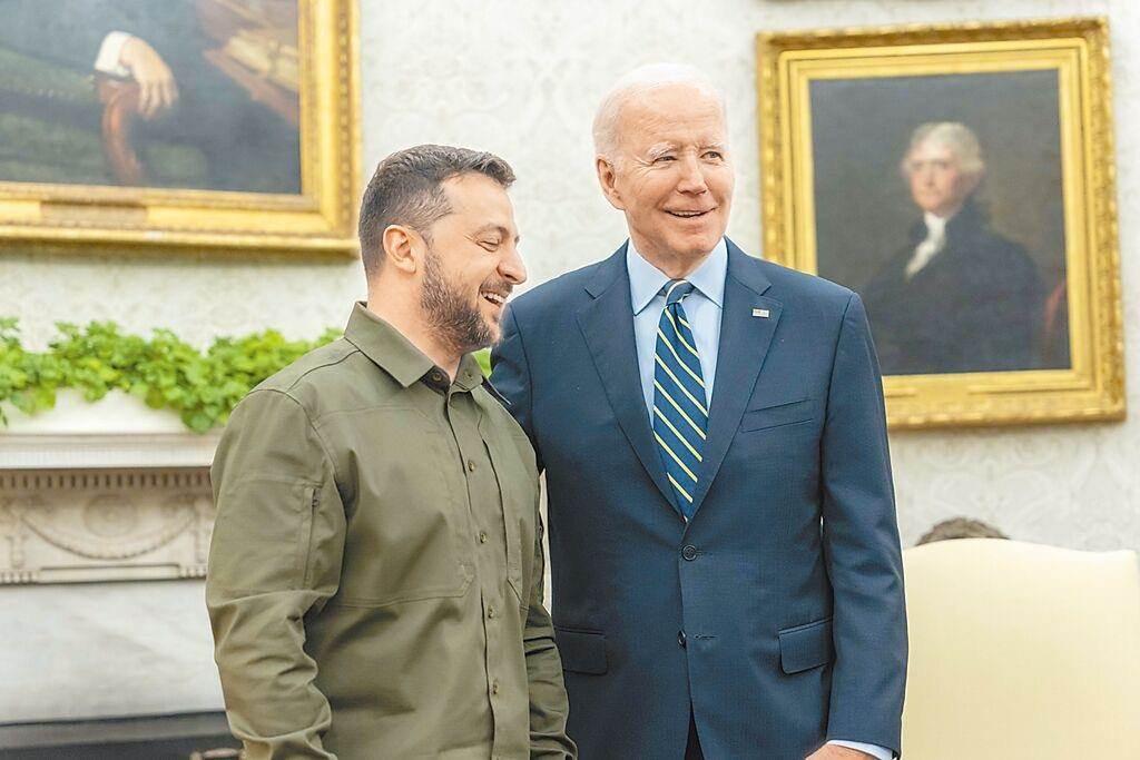 圖為美國總統拜登（右）9月21日在白宮接見烏克蘭總統澤倫斯基（左）。（摘自美國總統拜登X社交平台）