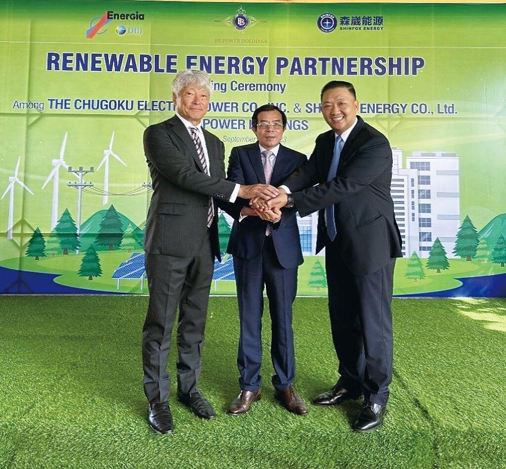 森崴能源與日本CHUGOKU電力公司和越南再生能源開發商BBPH簽署投資合約。森崴能源總經理胡惠森（右起）、越南BBPH董事會主席Mr.Bao、日本CHUGOKU電力高級顧問Mr.Koichi Tsunematsu。圖／森崴能源提供