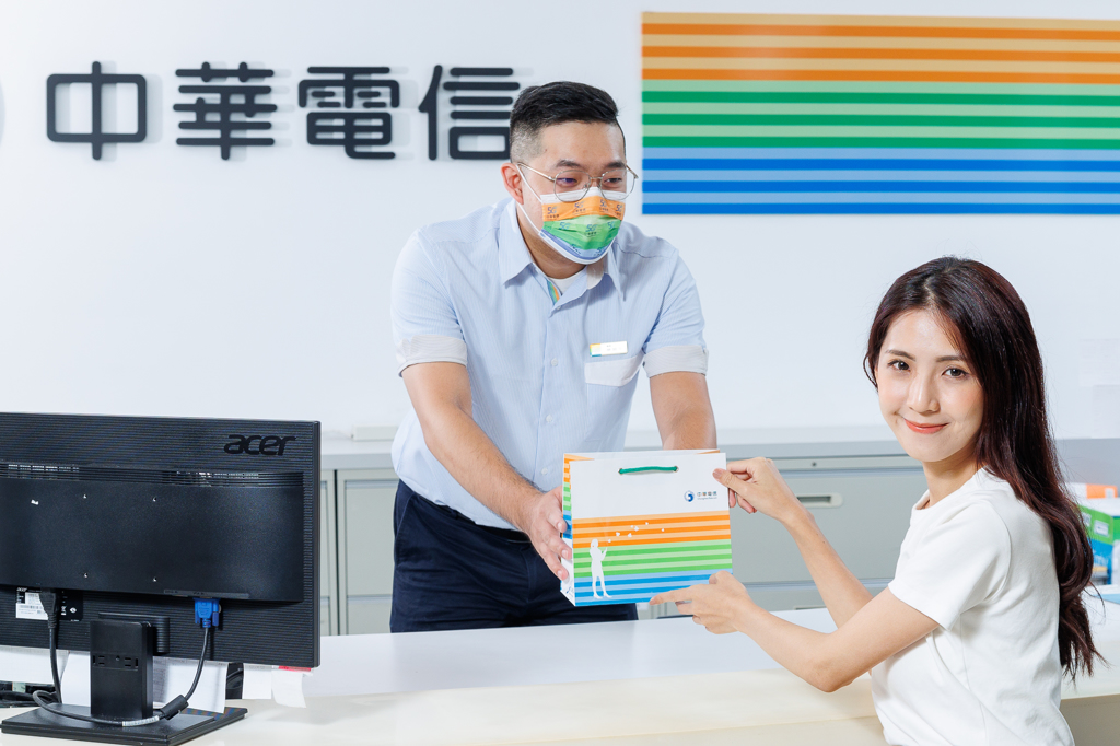 中華電為鼓勵消費者申辦eSIM服務，祭出iPhone及iPad多款機型免掃QRcode驗證就能下載eSIM的升級服務。(中華電提供)