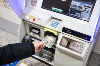 國人拿晶片金融卡在日本ATM領取日圓現鈔的服務自11月底陸續喊停。（示意圖/shutterstock）