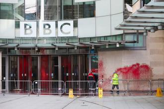 巴勒斯坦行動（Palestine Action）組織指控BBC的報導是在「為以色列的戰爭罪行製造共識」。（圖/路透社）
