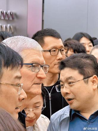 陸網捕捉蘋果CEO庫克在成都太古里Apple Store參觀。圖／翻攝自新浪微博