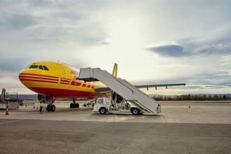 DHL 國際快遞與奇美實業攜手 以100％ 永續航空燃料運輸方案加速降低物流碳排放。圖／業者提供