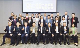 TPCA理事長李長明（前排中）與所有理監事，預祝2023展會圓滿成功。圖／TPCA提供
