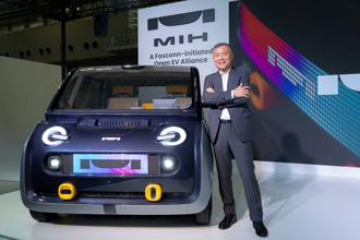 Japan Mobility Show媒體日於今（25）日登場，MIH開放電動車聯盟執行長鄭顯聰正式發表Project X三人座概念車。（MIH聯盟提供）