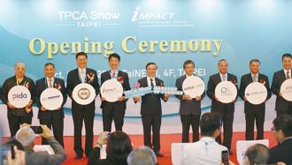 TPCA協會理事長李長明（中）、邀請行政院秘書長李孟諺、經濟部產業發展署署長連錦漳、桃園市政府高級顧問杜紫軍、欣興電子董事長曾子章、電電公會理事長李詩欽等貴賓共同參與剪綵儀式。 圖／傅秉祥