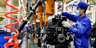 財新1日公布10月製造業PMI，較上月大幅下降1.1至49.5，為連續兩個月擴張後，重新降至收縮區間，遠遜市場預期的50.8。圖／新華社
