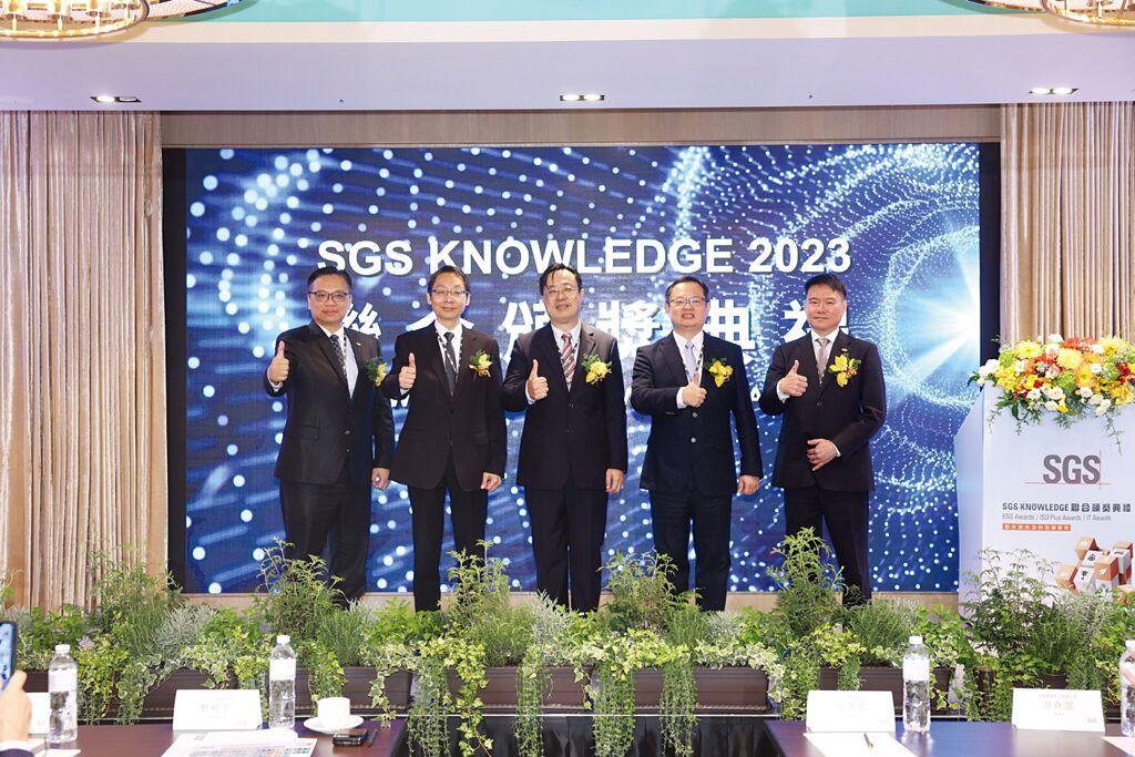 SGS總裁邱志宏（中）、SGS副總經理鮑柏宇（左二）與知識管理事業群營運主管合影。圖／SGS提供