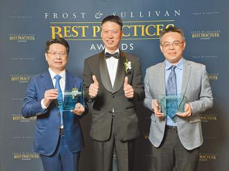 中華電信連續六年榮獲 Frost & Sullivan《亞太最佳實踐獎》 肯定，本次更一舉拿下2023年「台灣年度最佳電信服務業者獎」、「台灣5G服務客戶價值領導獎」及「台灣最佳資料中心服務業者獎」三項大獎，由中華電信財務長陳宇紳（左一）代表受獎。圖／中華電信提供