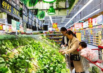 大陸10月CPI年減0.2％，在「轉正」兩個月後，再現負成長，統計局城市司首席統計師董莉娟表示，主要在於食品價格降幅擴大。圖／新華社