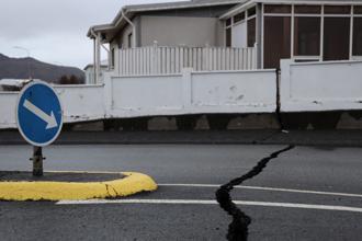 冰島西南沿岸市鎮格林達維克（Grindavik）因地殼下的岩漿移動出現數百次地震，由於這是火山噴發前兆，當地已於今天一早進行疏散。(圖/ 路透社)