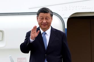 中國大陸國家主席習近平的專機於美西時間14日下午飛抵舊金山，美國財長葉倫（Janet Yellen）等人到場接機。（圖／路透社）