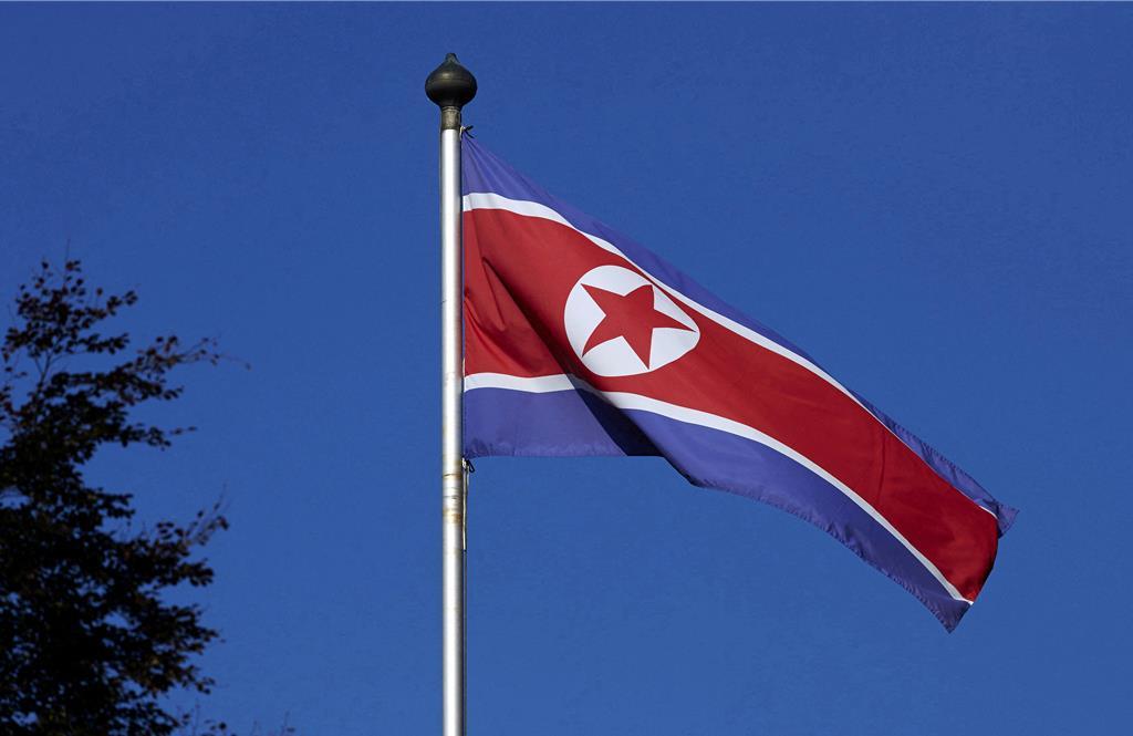 韓國軍方20日就北韓正在準備發射軍事偵察衛星一事發出嚴正警告，並敦促北韓立刻停止相關活動。圖為北韓國旗。（路透社）