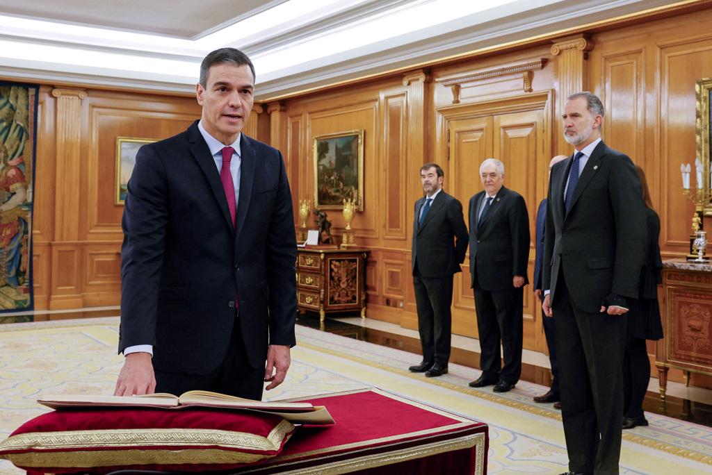 西班牙總理桑傑士（右）以「特赦」加泰隆尼亞獨派人士換得國會投票贏得連任，為他從政以來「打不死」的紀錄增添篇幅。（圖／路透社）