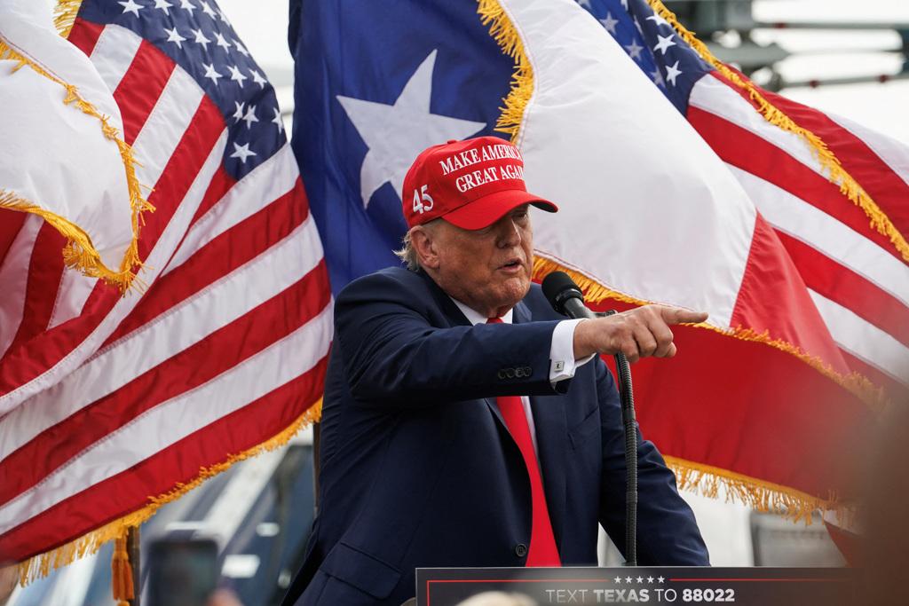 前美國總統川普今天南下到美墨邊界舉辦競選造勢活動，更堅定地放話要強硬打擊無證移民。（圖/路透社）
