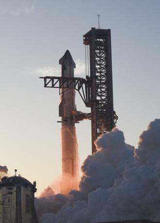 SpaceX進行「星艦」火箭系統第二次試射，在升空15分鐘後失聯，後於距離地球90英里的高空自毀爆炸。圖／路透