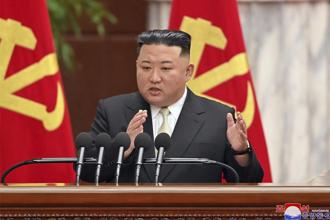北韓最高領導人金正恩自10月19日與到訪的俄羅斯外長拉夫羅夫會面後，已有一 個月未曾公開露臉，健康狀況再惹外界關注。（美聯社）