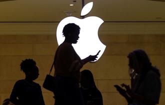 Counterpoint報告顯示，蘋果今年第三季推出備受期待的iPhone 15系列，但其在大陸市場的市占卻銳減超過10%，僅為14.2%。（圖／路透）