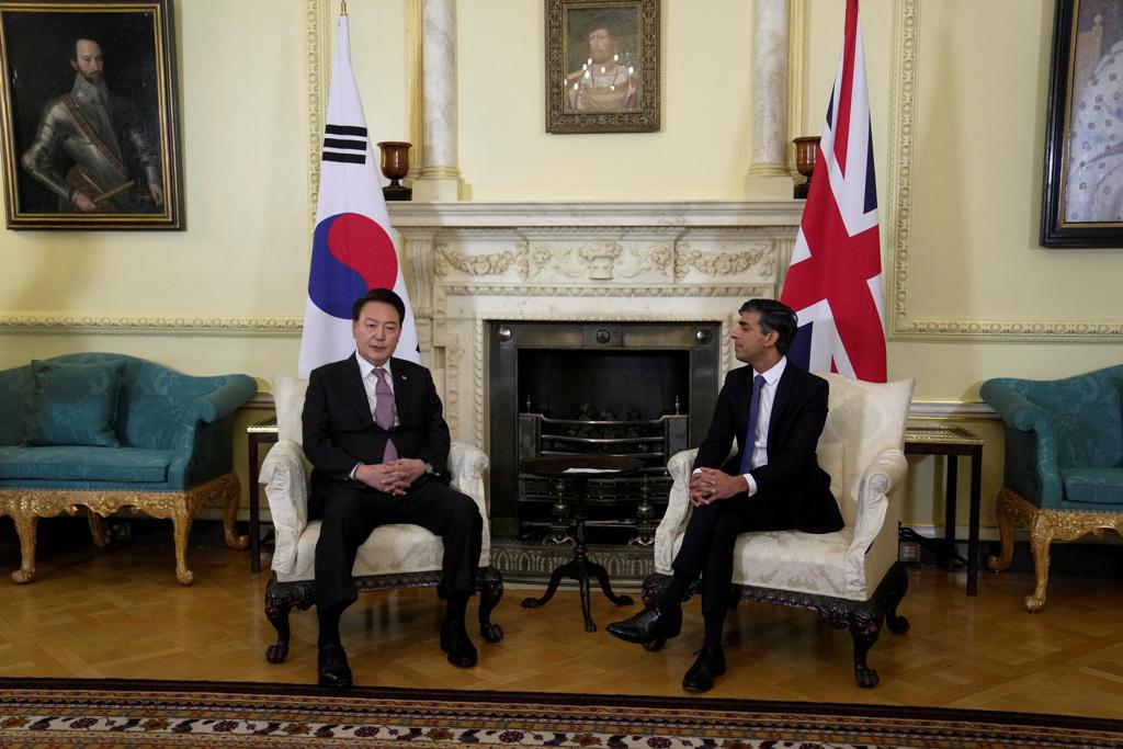 在英國進行國是訪問的南韓總統尹錫悅今天與首相蘇納克舉行雙邊會談，並簽署「唐寧街協議」，雙方建立「全球戰略夥伴關係」。(圖/ 路透社)