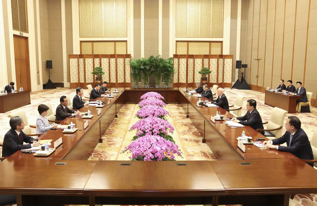 日本公明黨代表（黨主席）山口那津男今天在北京會晤中國外交部長王毅，一致同意為了建構具建設性且安定的兩國關係，進行各種多層級對話。(圖/ 新華社社)