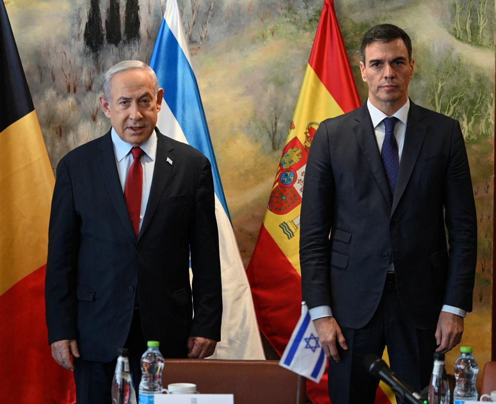 西班牙總理桑傑士今天出訪以色列，與以國總理尼坦雅胡會談時直言「巴勒斯坦的死亡人數令人難以承受」，呼籲以國對哈瑪斯反擊應尊重國際法，並支持以「兩國方案」解決衝突。(圖/ 路透社)