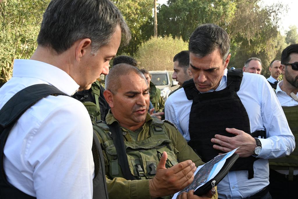 圖為比利時總理德克魯（Alexander de Croo）與西班牙總理桑傑士（Pedro Sanchez）今訪問以色列南部城市貝里（Kibbutz Beeri），靠近加薩走廊東邊邊境。（圖／路透社）