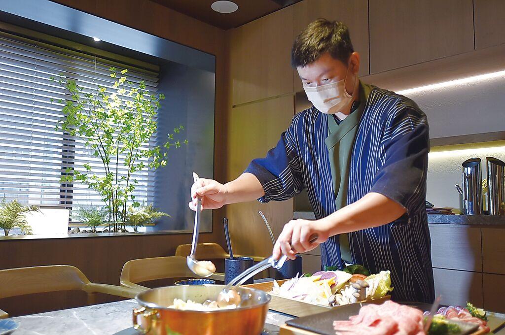 〈旬嚐〉精緻鍋物包廂配置專業「侍食師」，為客人桌邊烹煮肉品或海鮮。圖／姚舜