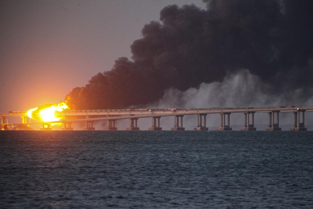 連通克里米亞和俄羅斯的克里米亞大橋（克赤大橋）2022年10月8日遇襲，冒出陣陣火光與濃煙。（美聯社）