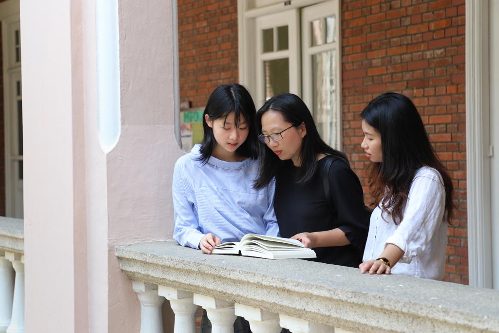 受到少子化浪潮影響，日本短期大學的學生人數30年來銳減約84%。（示意圖／Shutterstock）