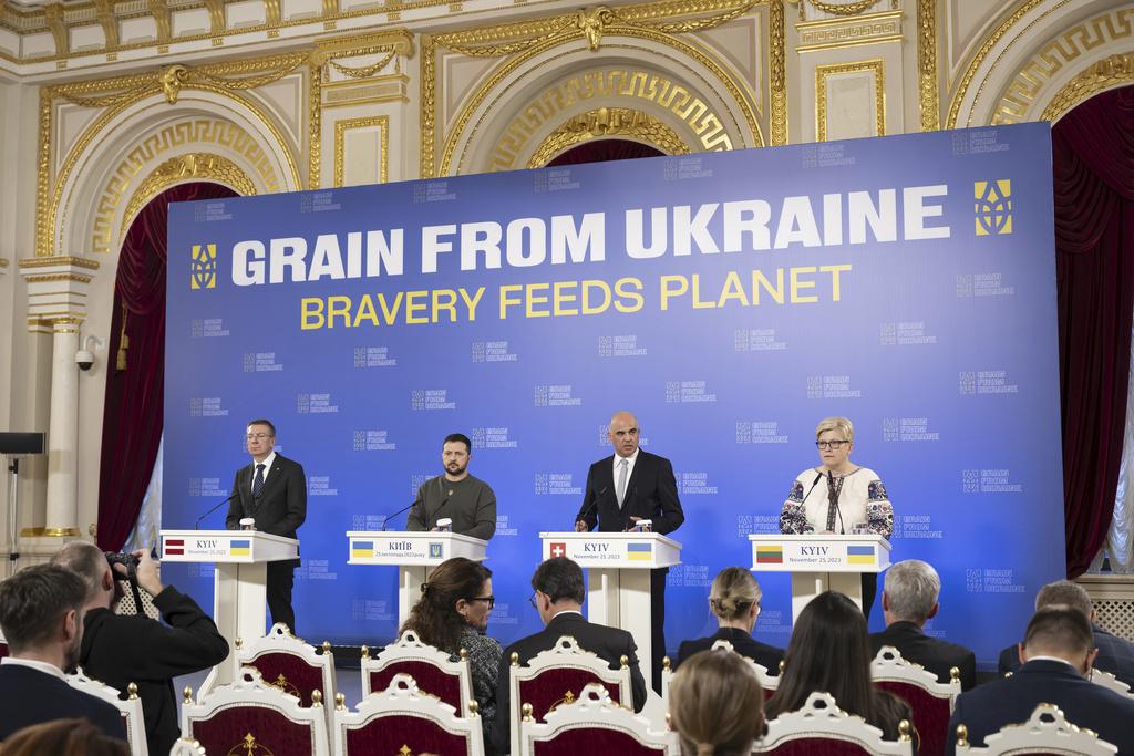 烏克蘭總統澤倫斯基(Volodymyr Zelenskyy)(左二)在「烏克蘭穀物出口峰會」（Grain from Ukraine summit）表示，烏國防空能力不足。(圖/ 美聯社)