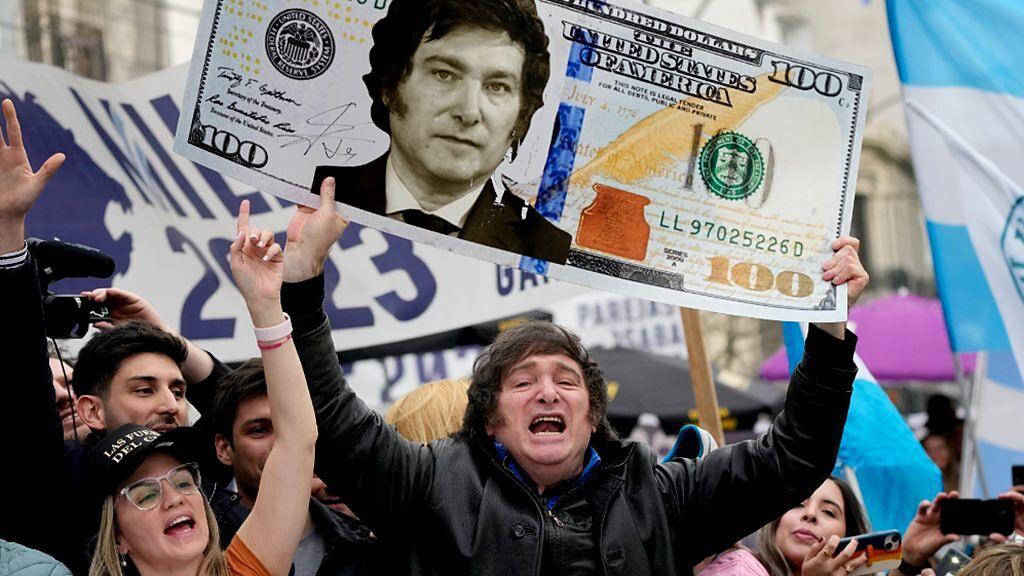 即將在12月10日就職的米雷伊，還沒上任就以阿根廷「美元化」的激進主張驚動國際，後續會牽動何等的政經蝴蝶效應，值得密切觀察。圖／美聯社