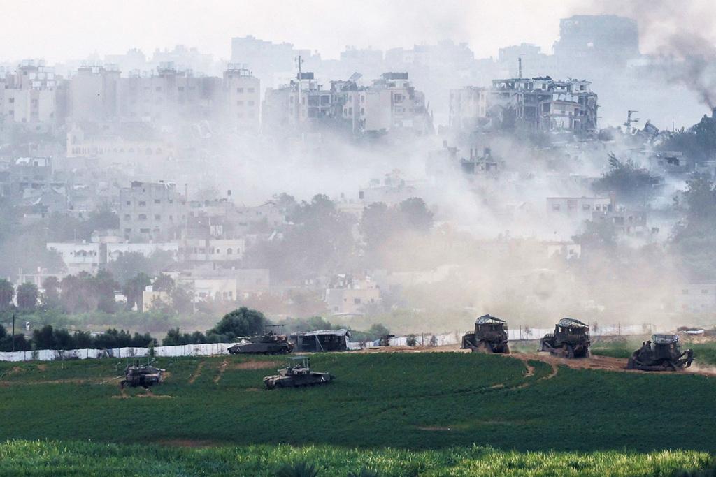 哈瑪斯日前對以色列發動大規模陸空襲擊，導致以巴戰爭爆發。圖為以軍坦克進入加薩地區。（圖／路透社）
