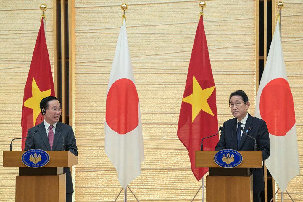 日本首相岸田文雄昨天與越南國家主席武文賞在首相官邸舉行會談，同意將關係提升至最高層級的「全面戰略夥伴關係」，強化安保合作，推動無償提供防衛裝備等事宜。(圖/ 路透社)