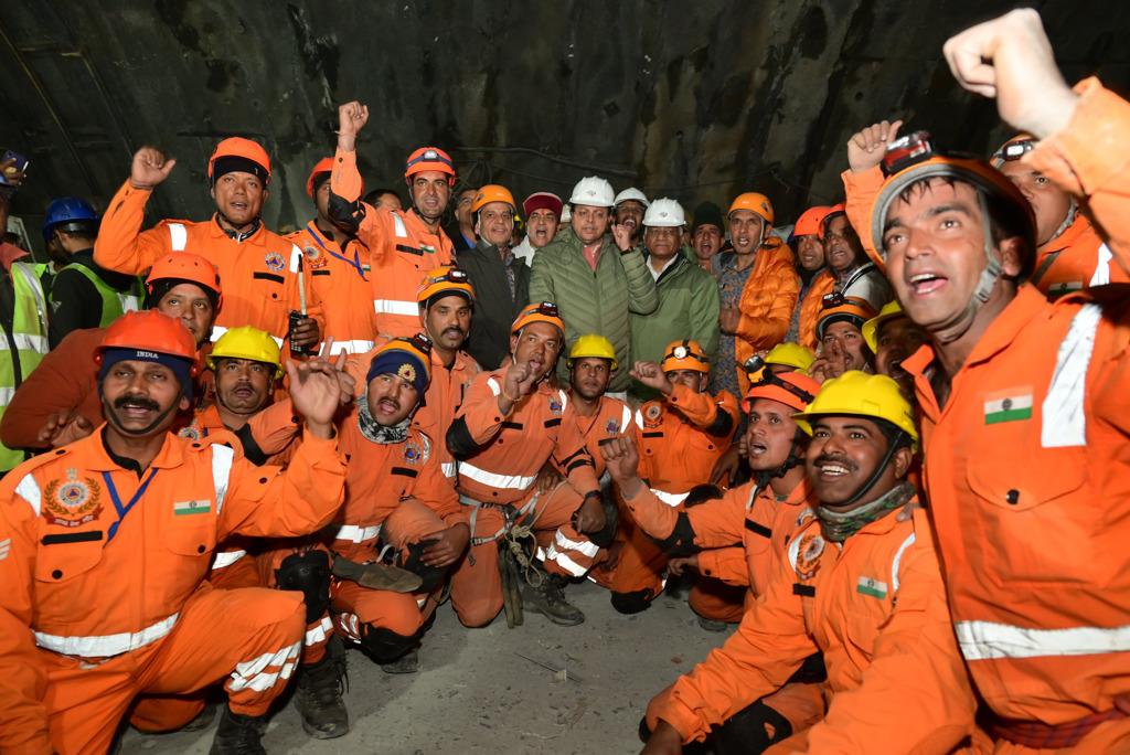 印度北部一條興建中的隧道日前坍塌，造成41名工人受困，經過長達17天的搜救，終於在昨（28）日晚間全數獲救。（路透）