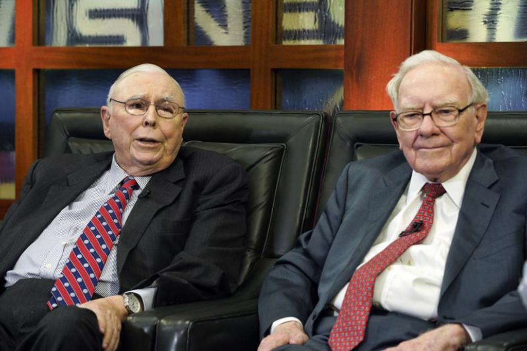 巴菲特（右）老戰友波克夏公司副董事長孟格（左）周二過去，享耆壽99歲。（美聯社）
