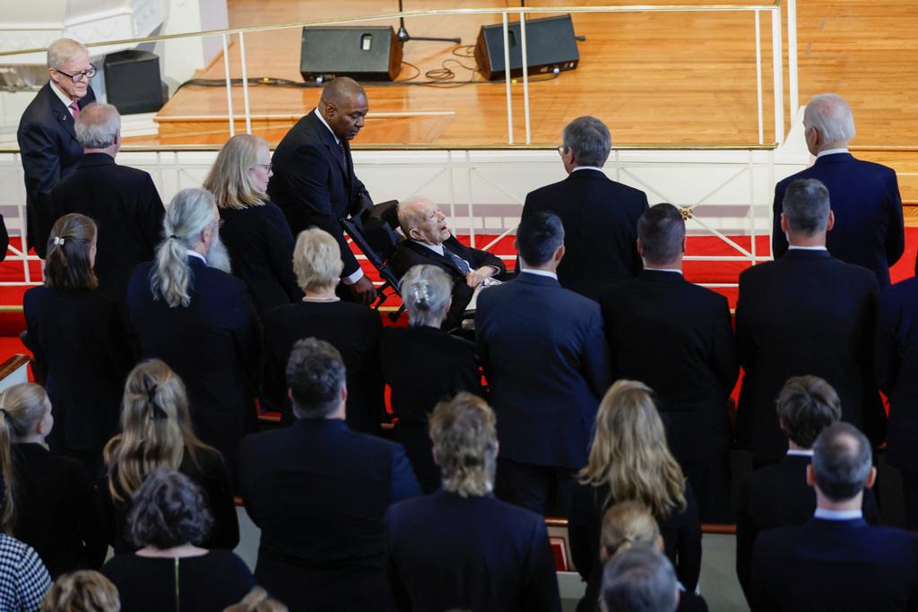 高齡99歲前美國總統卡特（Jimmy Carter）今在陪同下罕見公開出席愛妻羅莎琳（Rosalynn Carter）的追悼式。（圖／路透社）
