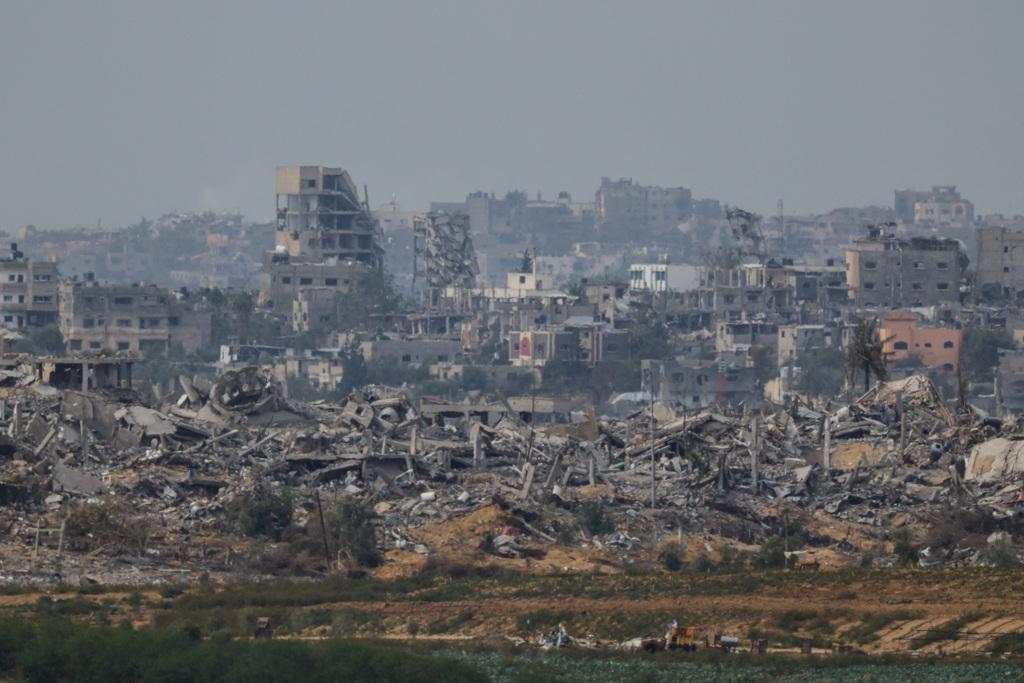 總統拜登對以色列預料對加薩（Gaza）南部發動的攻擊提出警告，必須避免以軍造成大量平民流離失所的局面再現。圖為從以色列南部眺望加薩走廊戰後景象。（圖／路透社）