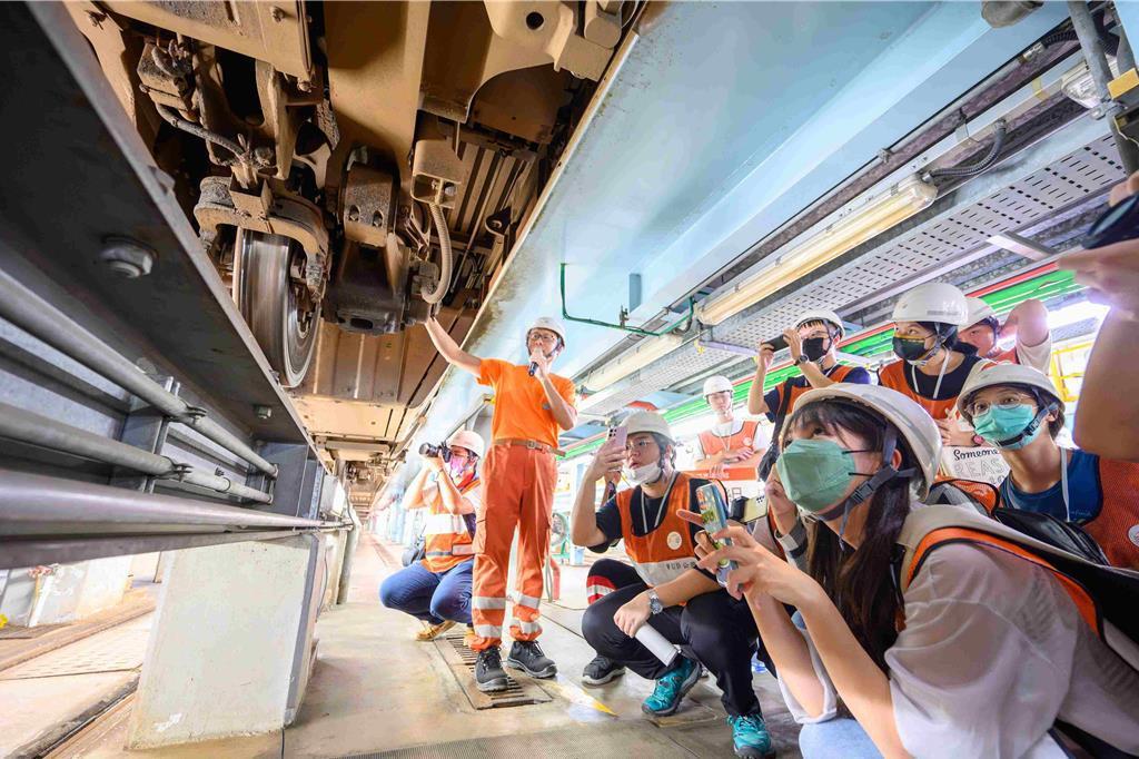 台灣高鐵營隊學員進行列車車下設備課程介紹。圖／台灣高鐵提供