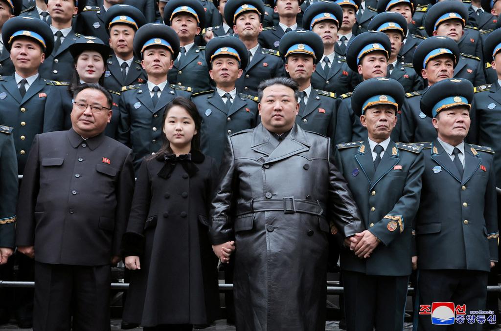 2023年11月24日，北韓領導人金正恩與其女為發射偵察衛星做出貢獻的科學家和工程師合影資料照。（路透社）