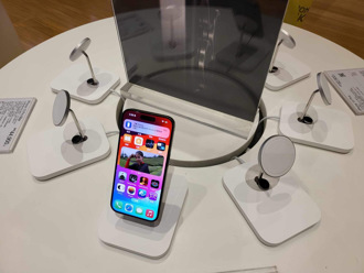 受惠蘋果iPhone 15系列新機帶動，10月台灣實體通路智慧手機市場回溫。（王逸芯攝）