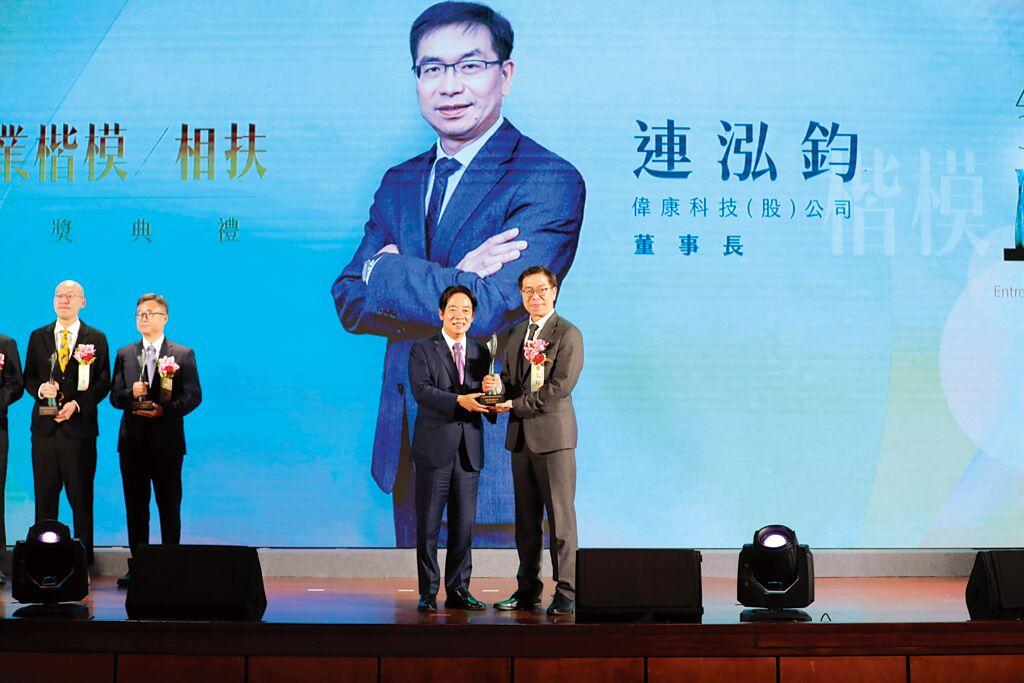 偉康科技董事長連泓鈞榮獲第46屆創業楷模獎，經營成就榮獲肯定。圖／偉康科技提供