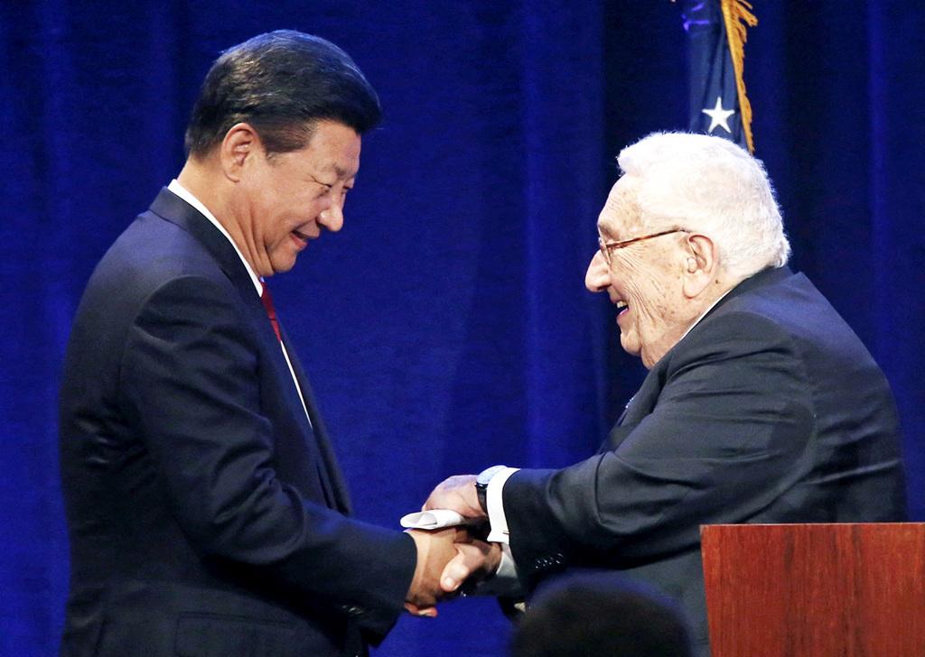 美國前國務卿季辛吉（Henry Kissinger）百歲辭世，生前曾表示，若致電大陸國家主席習近平，對方可能會接他電話。圖為2015年習近平訪美時，季辛吉在西雅圖一場演講中介紹習近平。（資料照／路透社）