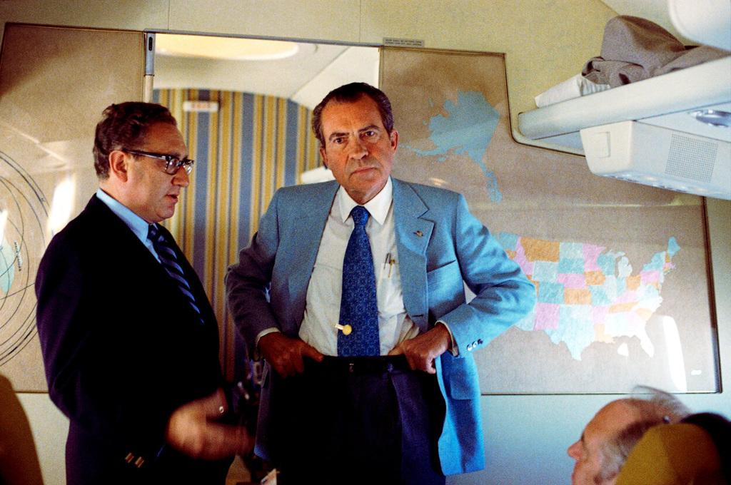 圖為1972年2月時任美國總統尼克森（上圖右）搭乘空軍一號出訪中國大陸，上圖左為季辛吉。（資料照／路透社）